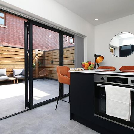 New Spacious 2 Bed Getaway - Private Courtyard! - Underfloor Heating カーディフ エクステリア 写真