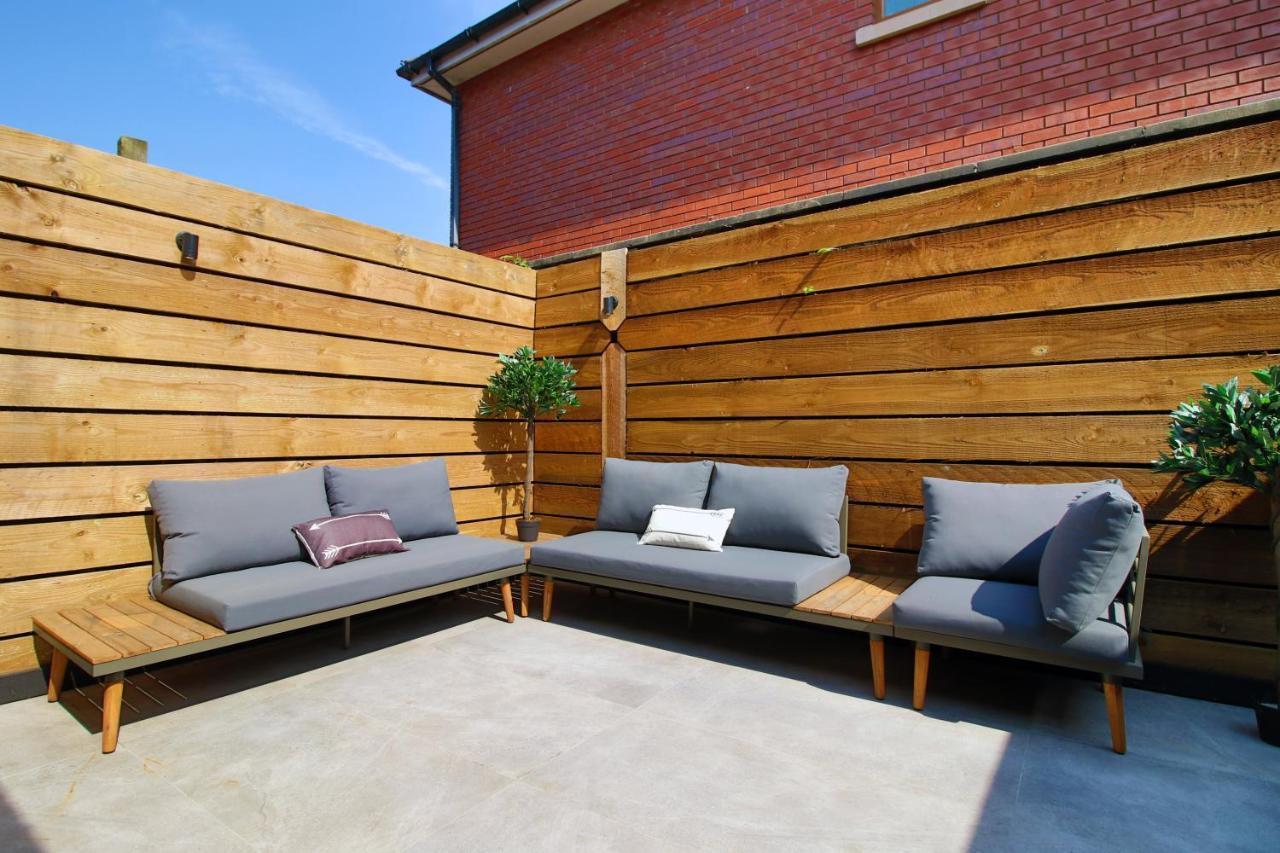 New Spacious 2 Bed Getaway - Private Courtyard! - Underfloor Heating カーディフ エクステリア 写真
