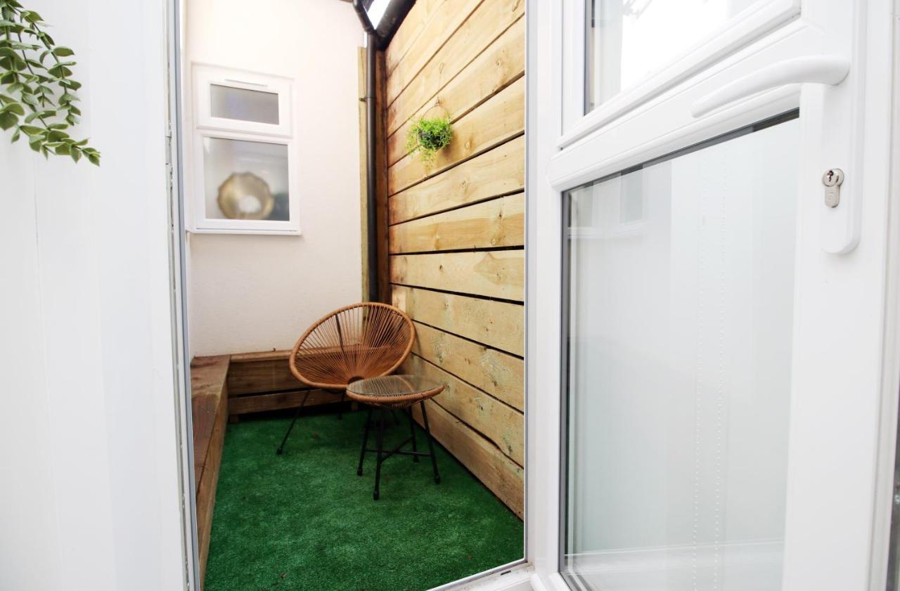 New Spacious 2 Bed Getaway - Private Courtyard! - Underfloor Heating カーディフ エクステリア 写真