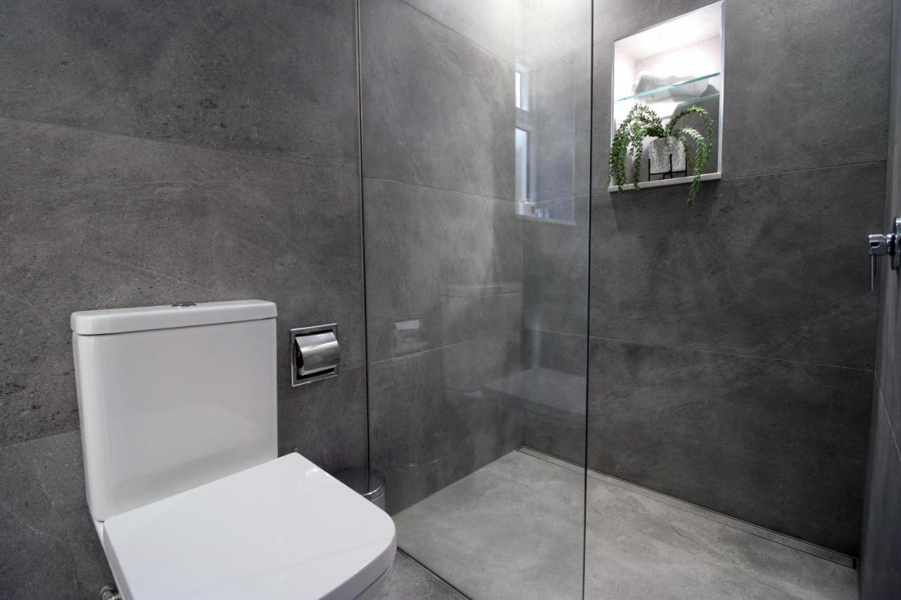 New Spacious 2 Bed Getaway - Private Courtyard! - Underfloor Heating カーディフ エクステリア 写真