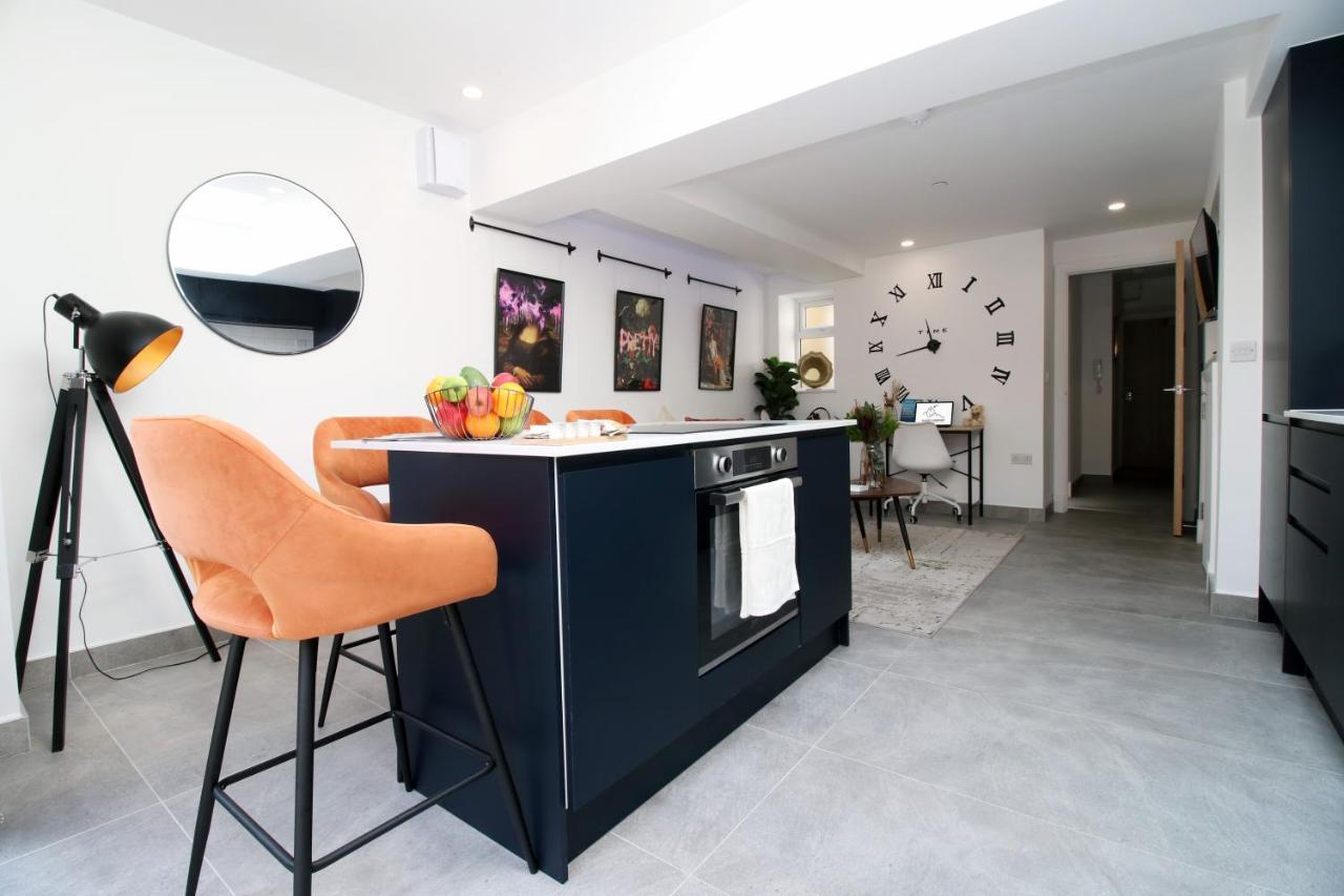 New Spacious 2 Bed Getaway - Private Courtyard! - Underfloor Heating カーディフ エクステリア 写真