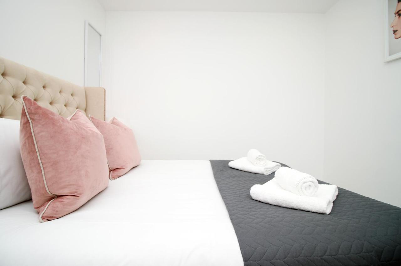 New Spacious 2 Bed Getaway - Private Courtyard! - Underfloor Heating カーディフ エクステリア 写真