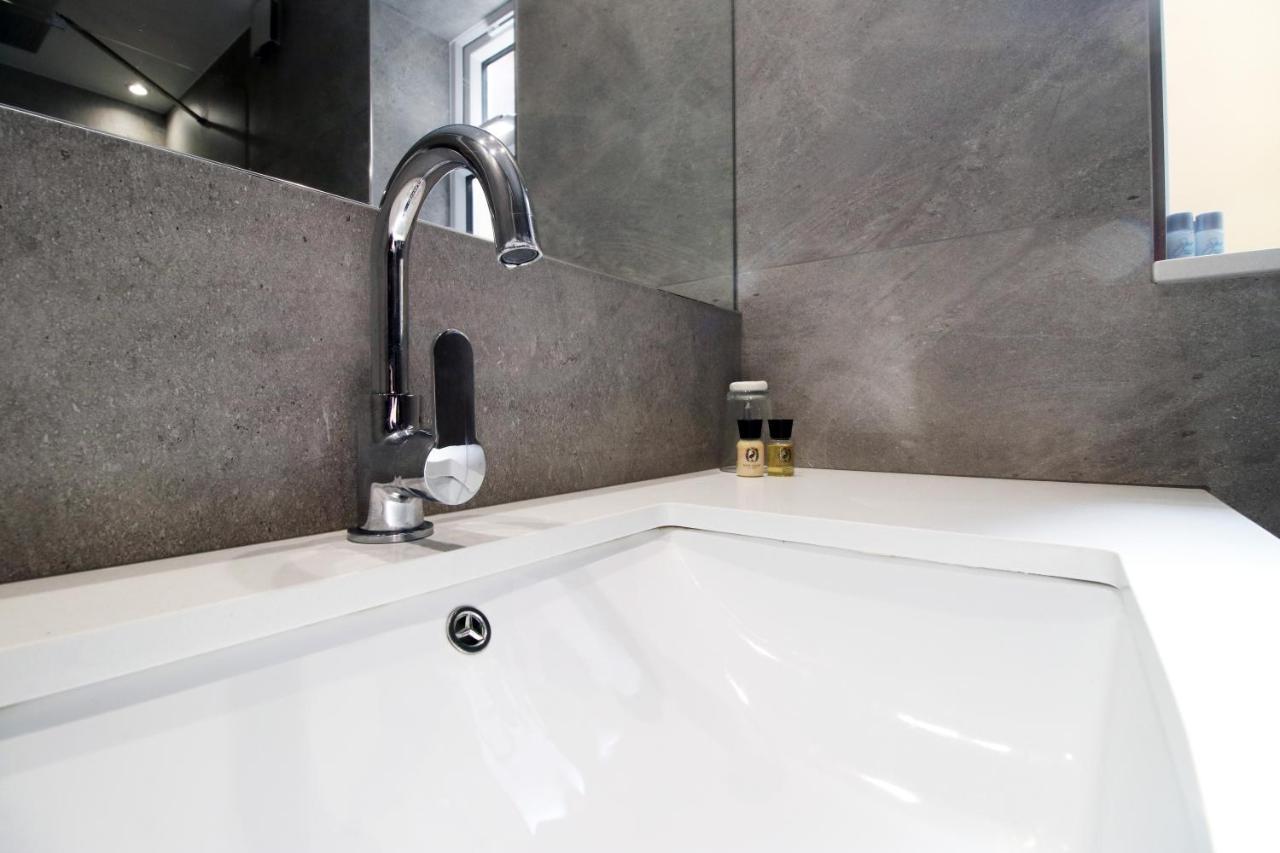 New Spacious 2 Bed Getaway - Private Courtyard! - Underfloor Heating カーディフ エクステリア 写真