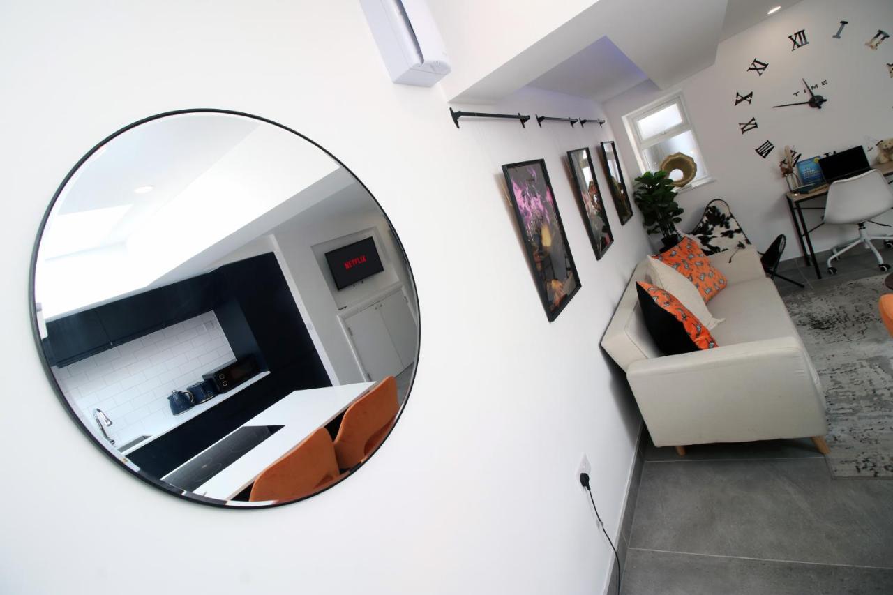 New Spacious 2 Bed Getaway - Private Courtyard! - Underfloor Heating カーディフ エクステリア 写真