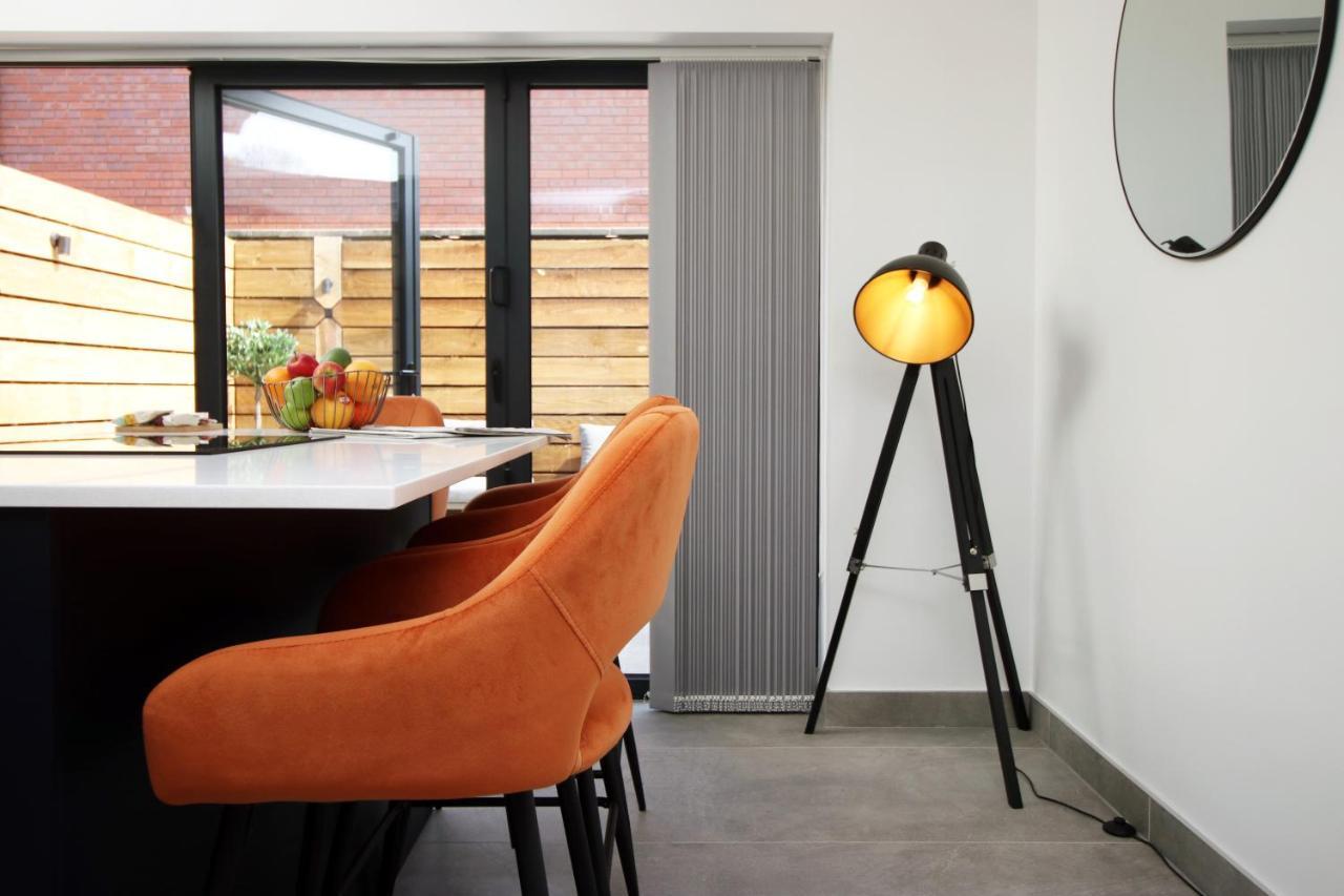 New Spacious 2 Bed Getaway - Private Courtyard! - Underfloor Heating カーディフ エクステリア 写真