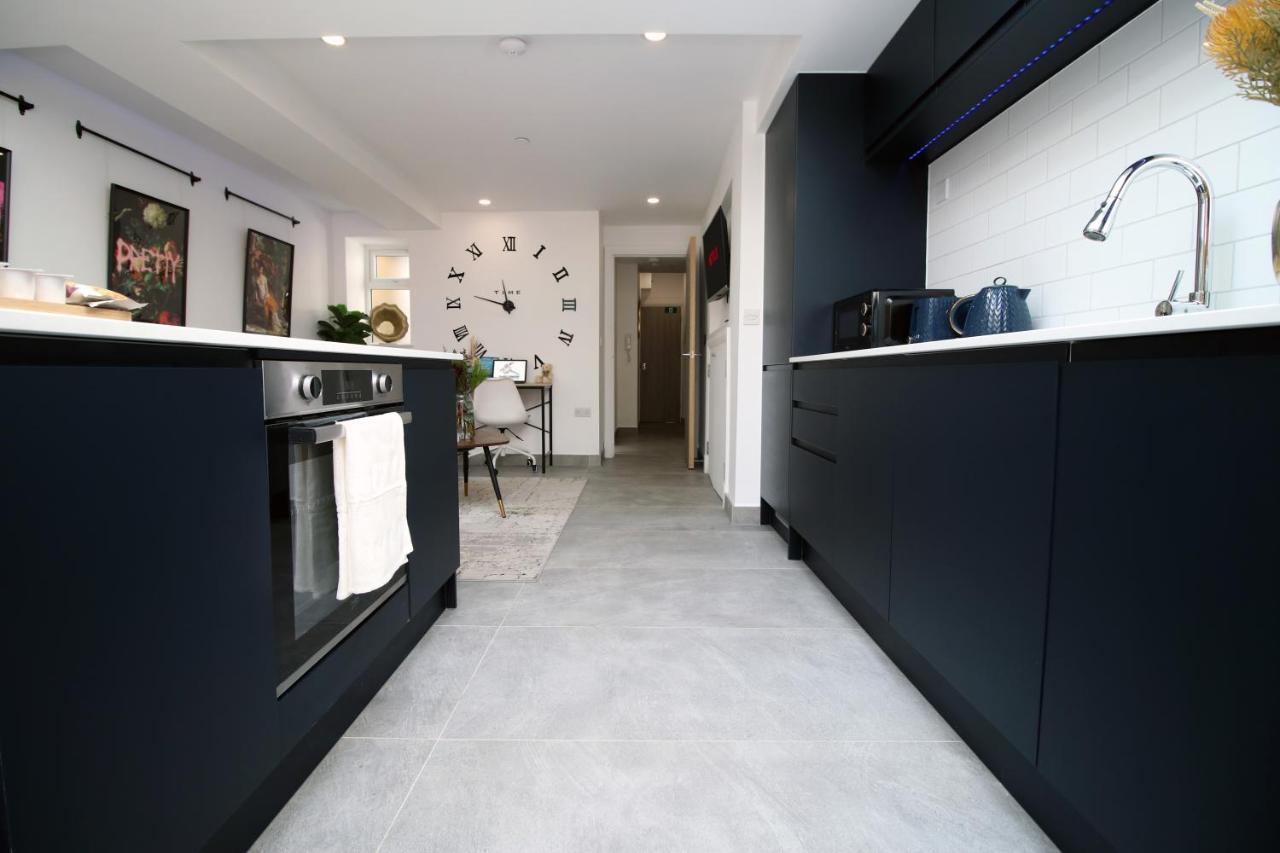 New Spacious 2 Bed Getaway - Private Courtyard! - Underfloor Heating カーディフ エクステリア 写真